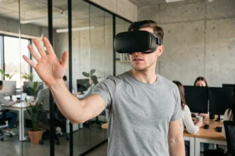 Homme portant un casque de réalité virtuelle dans un bureau moderne, illustrant les applications professionnelles de la RV