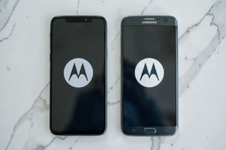 Comparaison d'un smartphone Motorola et d'un Samsung posés côte à côte sur un bureau en marbre blanc