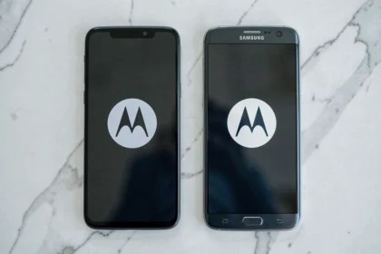 Comparaison d'un smartphone Motorola et d'un Samsung posés côte à côte sur un bureau en marbre blanc